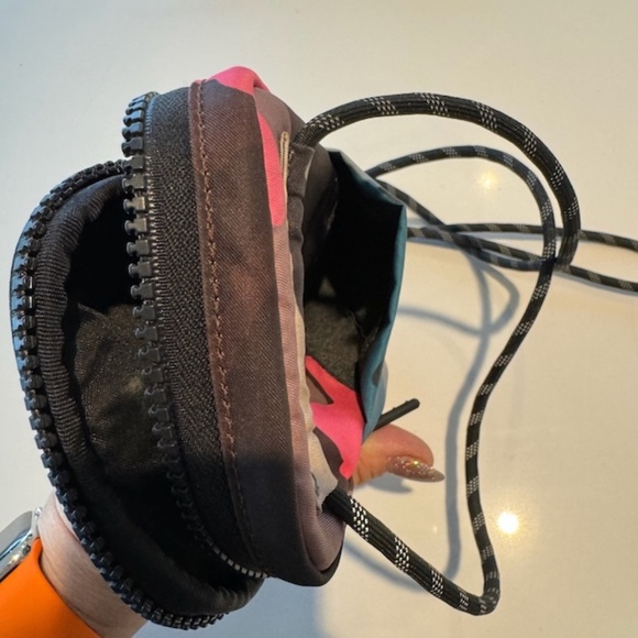 Lululemon Take it On Crossbody Pouch Rare Multi colour camo - Picture 6 of 6